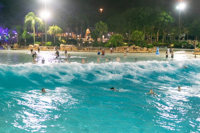 名物の大波も開催｜ディズニー・タイフーン・ラグーン「H2Oグロウナイト」