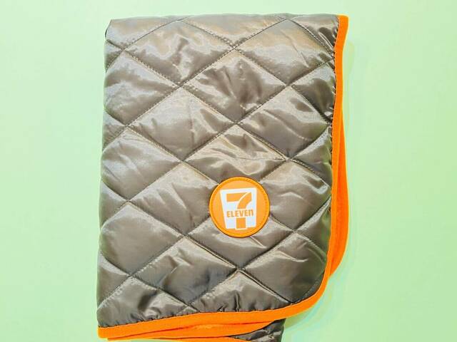 【セブン‐イレブン 福袋2025】濃いめブラウンとオレンジのツートンカラーのキルトブランケット