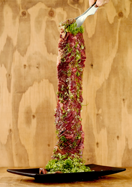 『はみ出るステーキ丼』の原点となった、夜の大人気名物メニュー『はみでるハラミステーキ』