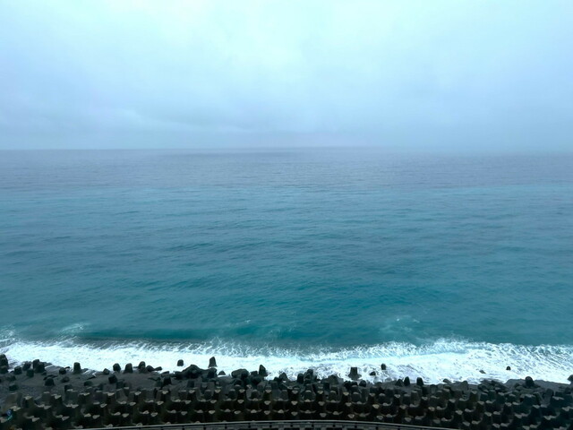 台湾の南東部から南部にかけて走る台鉄の車窓。太平洋が一望できる