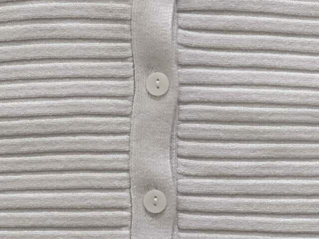 シェル風のかわいいボタンが5つついています