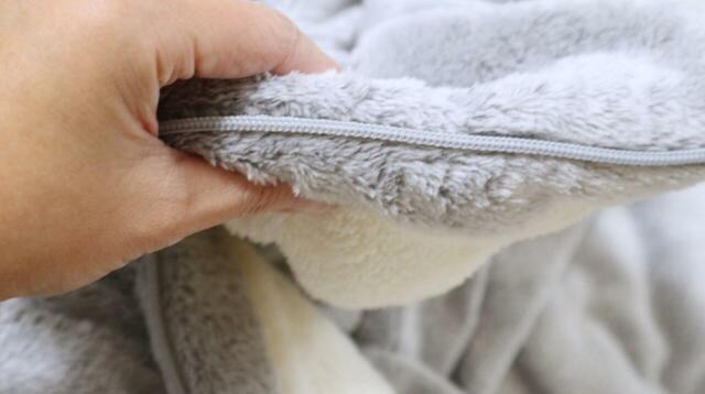 【ニトリ フード付き中わた入り着る毛布 ロング丈（NウォームSP）】生地はとてもふかふか！中綿の厚みがよくわかります◎