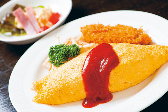 Restaurant YAMAGATA（銀座）　オムライスと白身魚のフライ 1000円　古き良き洋食の懐かしい味わいを堪能できるオムライスに、白身魚のフライがついたお得なセット。