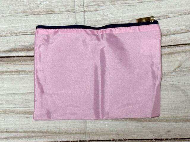 背面は装飾がないシンプルなデザイン