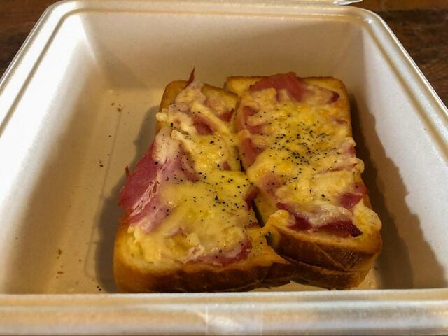 【むさしの森珈琲　ハムとチーズのクロックムッシュ】出来立てを提供してくれるので熱々のまま持ち帰れます