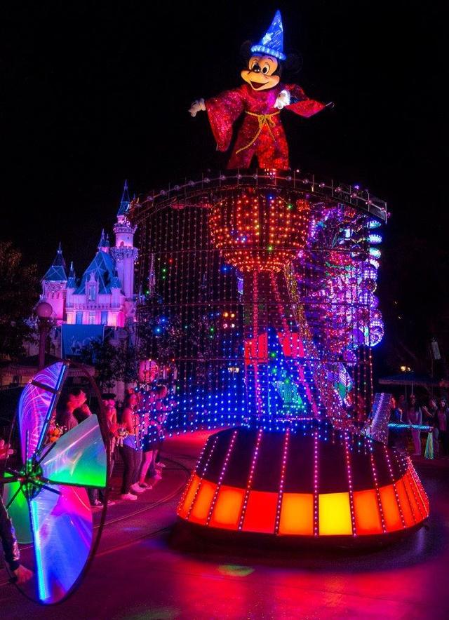 LEDの華やかな光が印象的な「ペイント・ザ・ナイト・パレード」