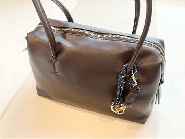 【GLOBAL WORK スペ軽チャーム付きボストン】サイズは約高さ20×マチ11.5×幅31cm。見た目以上に入るので旅行にも◎