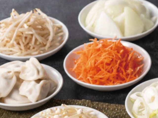 白菜・ニラ・もやし・青菜などのお野菜、モチモチ食感の水餃子も好きなだけ！【THE BUFFET 包包點心 ららぽーと横浜の麻辣湯(マーラータン)食べ放題】