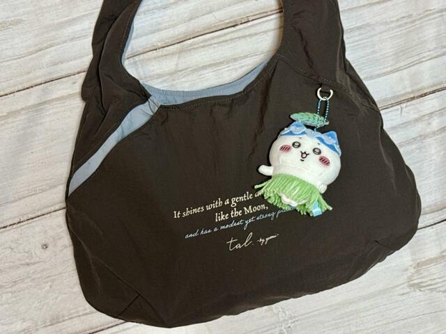 【しまむら トートバッグ（yumi）】フロントのDカンにハチワレのマスコットをつけてみました。ハチワレのブルーとダスティーブルーが合う〜！