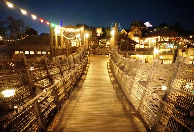 手作りの木製の橋、「プエンテ・アル・テンプロ」