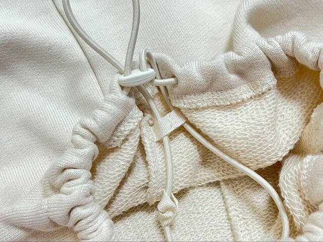 【UNIQLO スウェットカーゴパンツ】裾を絞らないとストンと落ちるキレイめデザインに