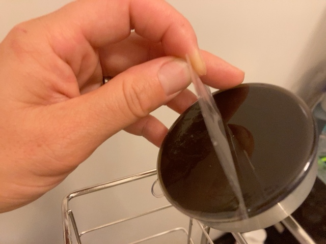 【ニトリ 強力ジェル吸盤 ステンレスボトルラック クレド】吸盤の保護シートを剥がして…