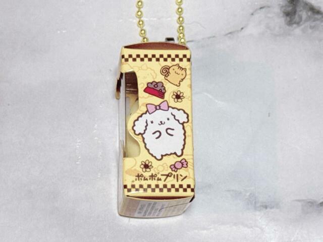 プリンの気になる女の子の、大きなピンクのリボンがトレードマークの白くて可愛いプードル「マカロンちゃん」も登場！