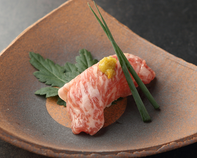 但馬牛の霜降り肉寿司 810円(税込)