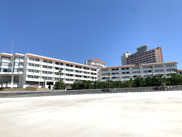 ビーチから見た〈白良荘グランドホテル〉