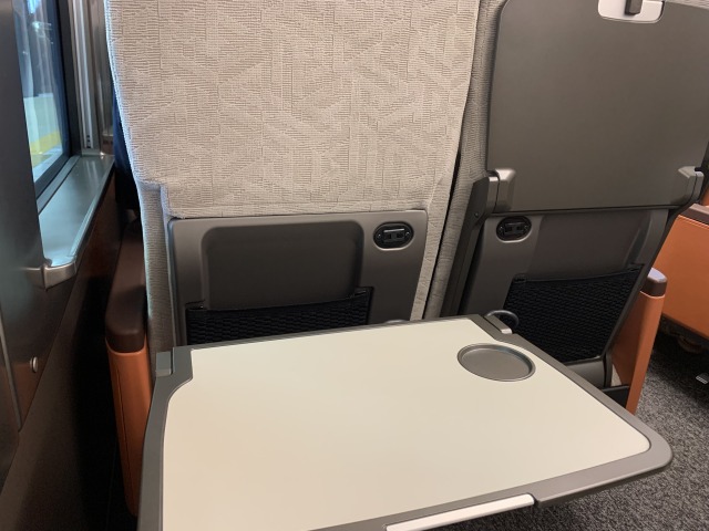 広々としたテーブルはPC作業もできそう