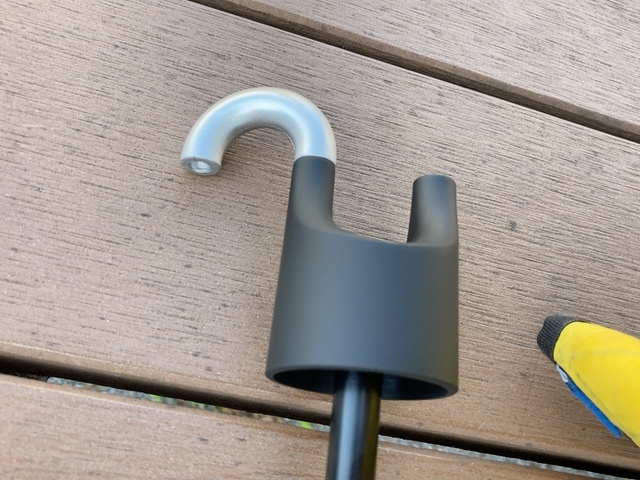 【3COINS 晴雨兼用折傘持ち手カラビナ】カラビナフックのように変形できるんです！