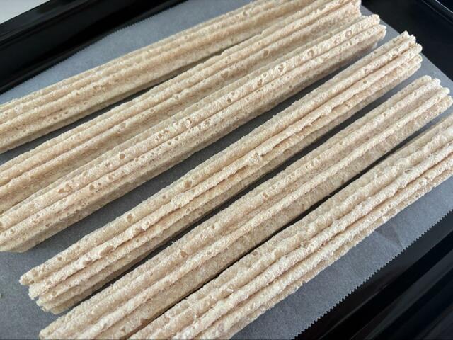 【コストコ TIO PEPE'S CHURROS】焼く前は真っ白で、小麦の生地そのものといった見た目です◎