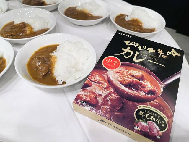 平取町のグルメ「びらとり和牛使用のカレー」。「カレーが好きなので気になります。ふるさと納税に入っているか調べてみます」と小林さん。