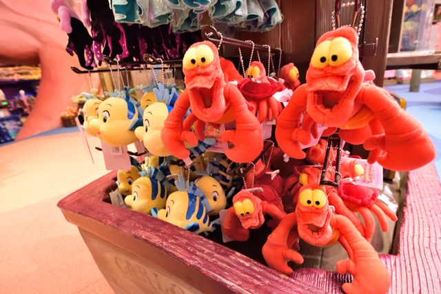 15：「リトル・マーメイド」グッズ セバスチャンとフランダーのぬいぐるみバッジ