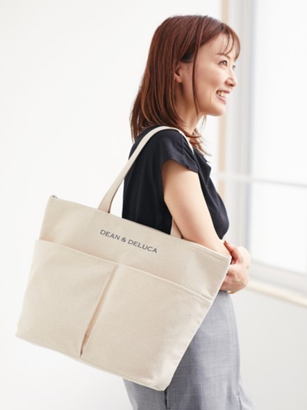 【GLOW8月号付録　DEAN＆DELUCA 保冷機能付きコットン素材のロゴトート】持ち手も長く肩掛けしやすいサイズ感