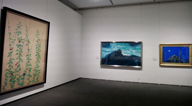 左：奥村土牛《朝顔》1935年　SOMPO美術館　中央：東山魁夷《潮騒》1966年　SOMPO美術館　右：平山郁夫《ブルーモスクの夜》1976年　SOMPO美術館