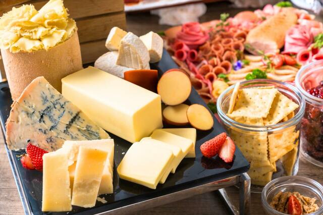 「チーズセレクション」＜期間：2025年8月28日～11月5日＞【高級生ハム「ハモン・セラーノ」の原木が登場！「ヒルトン広島」でヨーロッパの味覚を堪能できる珠玉のビュッフェ開催！】