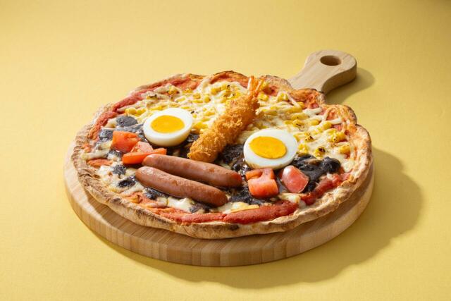 「ガストゴリえもんカレーピザ」＜価格：809円（税込890円）＞【【ガスト】夏バテ知らず！パクチー盛り盛り「エダジュン監修アジアンメニュー」＆ボリューム満点「ゴーゴーガストカレー」が登場！】