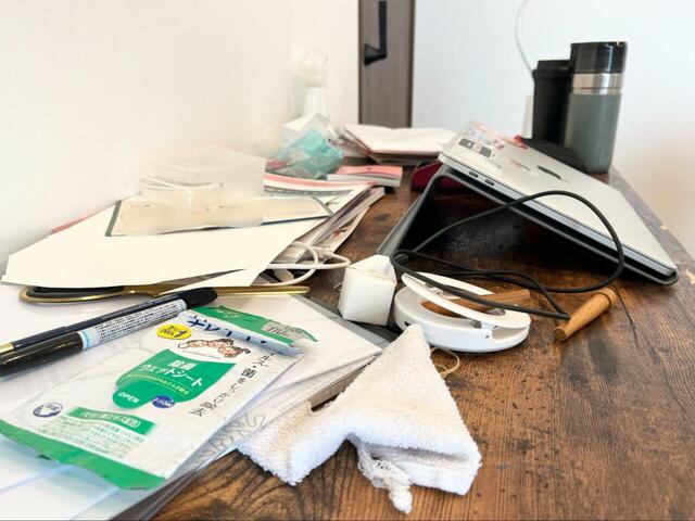 【山崎実業 テーブル横回転収納ラック】使用前。収納スペースがなく散らかり放題だったカオスなデスク…！