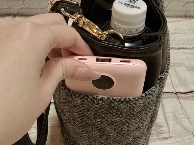 側面のポケットにはモバイルバッテリーをイン
