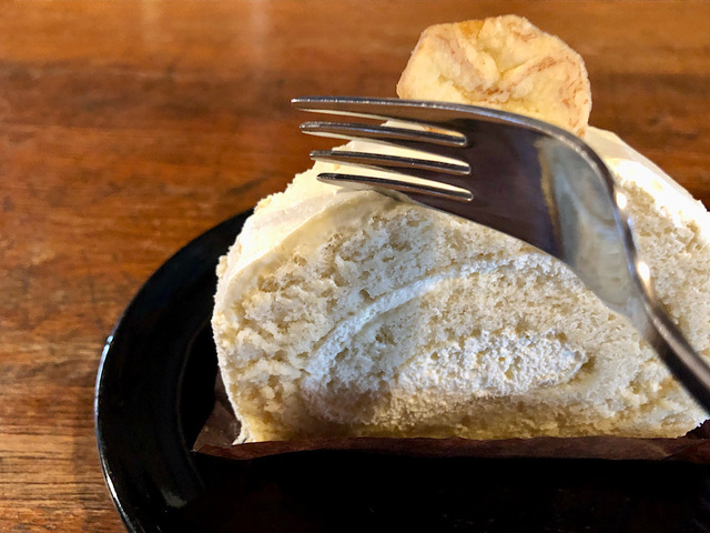 【スターバックスコーヒー　バナナの米粉ロールケーキ】ふんわり生地が美味しそうですね