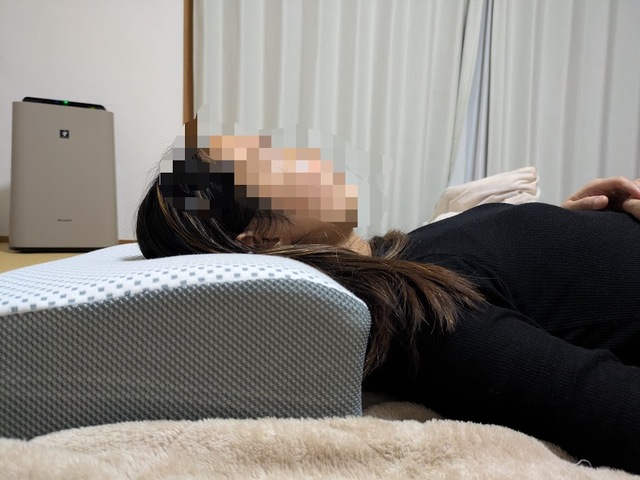 【ニトリ　横向き寝がラクなまくら】筆者（女性・標準体型）も使ってみました。家族同様、「高め（本体＋高さ調整シート2枚）」だと仰向け寝には高すぎる印象