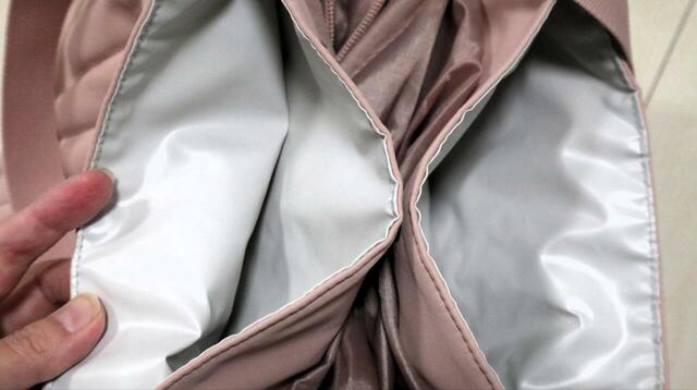 【ワークマン 高撥水マザーズキルティングマルチアウトポケットトート】2カ所に防水素材のポケットがあり、一時的なごみ入れなどにできるのが優秀！