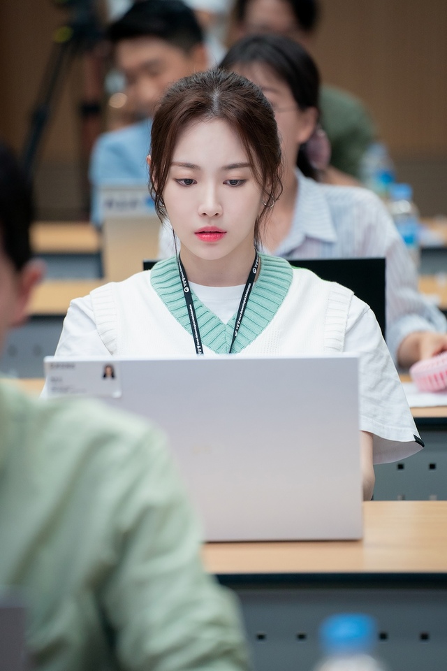 Netflixシリーズ『気象庁の人々: 社内恋愛は予測不能?!』独占配信中