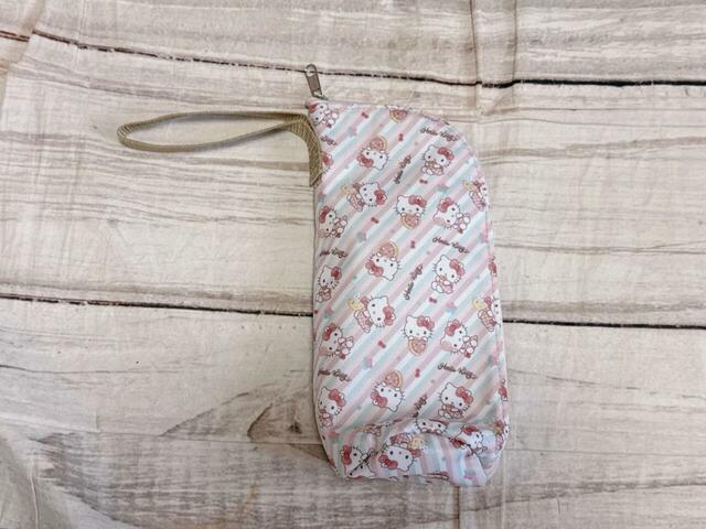 【しまむら ペットボトルホルダー（ハローキティ）】サイズ：（約）縦24×横8×高さ8cm。背面はこんな感じです