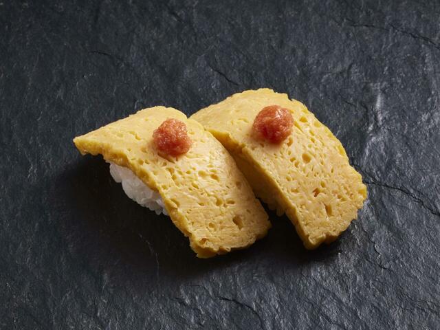 「【食卓のやまや】博多明太子たまご握り」<価格:231円(税込)>【【ゆず庵】11月18日より「鮪づくし三貫盛り」や「うに海鮮手巻き」「牡蠣の天ぷら」など、こだわりの贅沢メニューが新登場!】