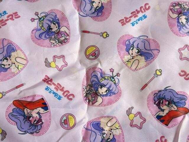 3種類のマミのイラストと、まほうのステッキや星のタンバリンなどが描かれている総柄！