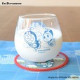 【ドラえもん】「I’M DORAEMON/ゆらゆらグラス」¥2,200／裏側には、タケコプターで空を飛ぶドラえもんとドラミの姿
