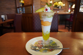 【ロイヤルホスト】「メロン＆ココナッツのブリュレパフェ」1,408円