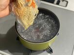 【優食　豆腐干】手順1．お湯に豆腐干を入れる