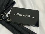 【niko and… オリジナル2WAYマルチトートバッグM】取り外し可能なパスケースも付いていて便利!