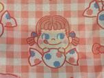お馴染みのペコちゃん。ミルキーを抱えている姿が可愛い!