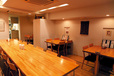 Dining table（大阪・四ツ橋） 内観 14人掛けの大きな木製テーブルが特徴的。ランチ時は合席で使用。