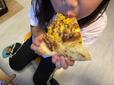 【ロピア テリヤキチキンピザ】パクッとひと口！甘辛いチキンとコーンのやさしい甘さで、子どもにも好評でした♪