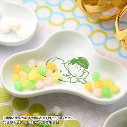 おやつに埋もれる6つ子たち！「おそ松さん×伝統工芸」松型の豆皿が発売
