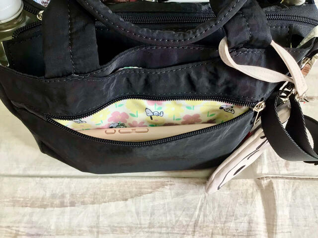 スマホは前面のファスナーポケットに入れてもOK