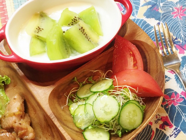 キウイや肉にない栄養素はサラダでプラス