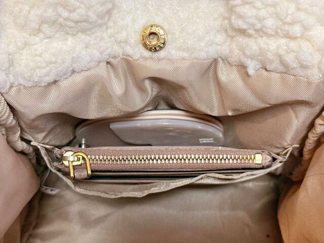 ポケットにはフラグメントケースとミラーをイン♪