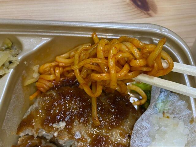 【やよい軒 和風おろしハンバーグ】付け合わせのパスタはケチャップ味でお子様ランチのよう