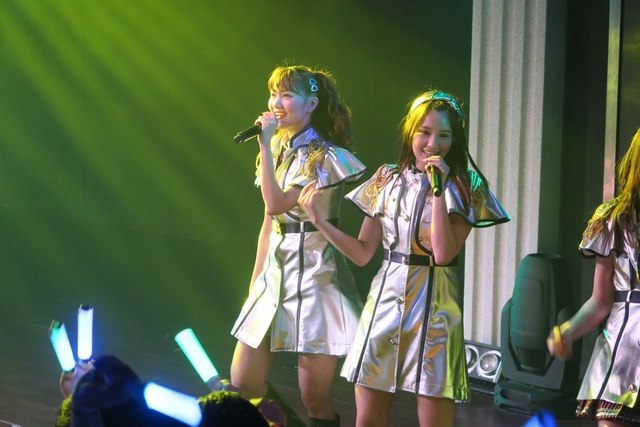 SNH48兼任の鈴木まりやもパフォーマンス。中国語と日本語での佐江ちゃんへのメッセージも。